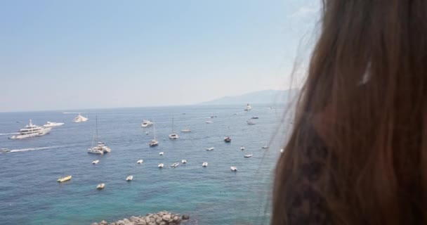 Caméra Déplaçant Vers Arrière Montrant Femme Littoral Avec Des Bateaux — Video