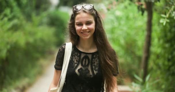 Cámara Siguiendo Mujer Joven Caminando Sonriendo Aire Libre Cerca — Vídeos de Stock