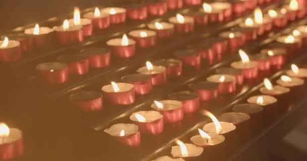教堂特写中的小红蜡烛上的摄像动作 — 图库视频影像