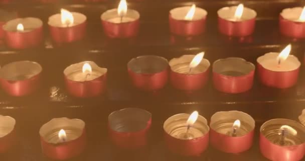 Κίνηση Της Κάμερας Μικρά Κόκκινα Κεριά Στην Εκκλησία Closeup — Αρχείο Βίντεο
