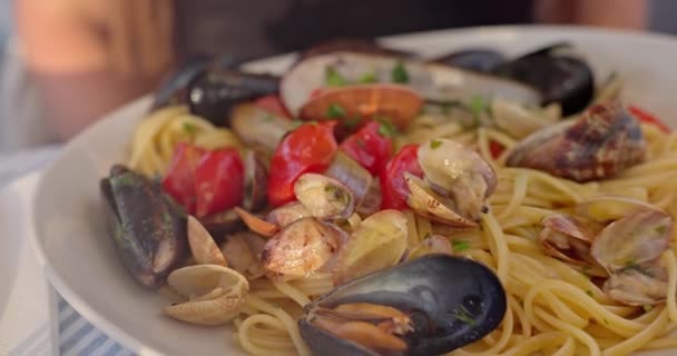 海のクローズアップの果物と伝統的なイタリアのパスタ上のカメラの動き — ストック動画