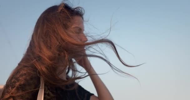 Vânt Suflare Păr Femeie Tânără Atractiv Împotriva Cerului Albastru Closeup — Videoclip de stoc