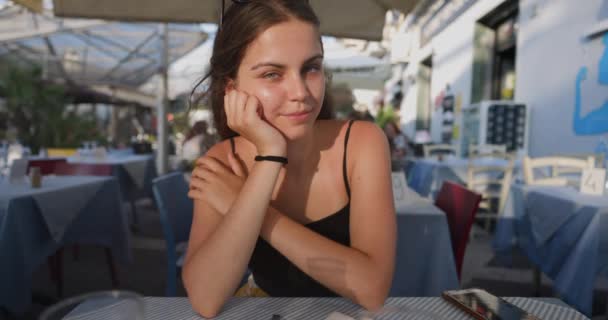 Masada Kameraya Bakan Genç Güzel Bir Kadın Yavaşça Yaklaş — Stok video