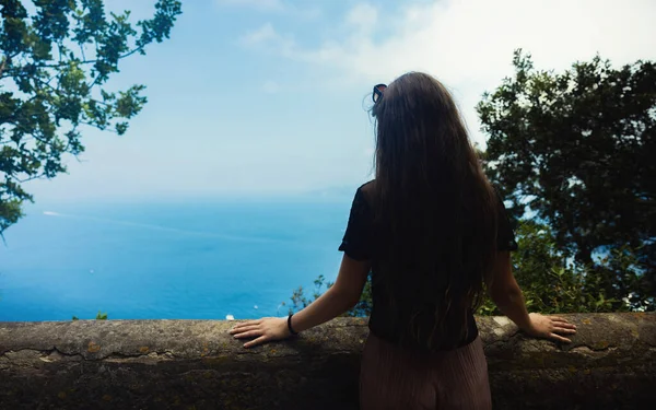 Woman Gazing Horizon Far Away Closeup — Stok fotoğraf