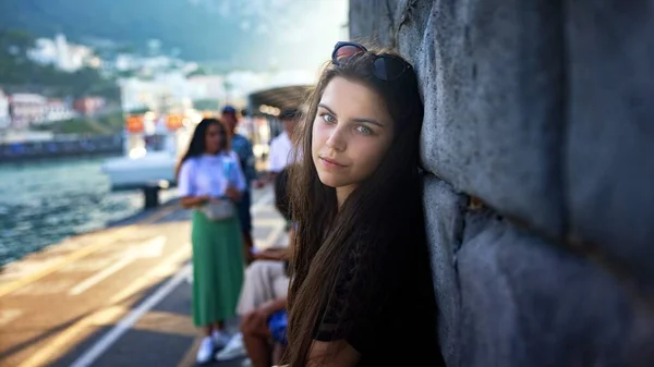 Vrouw Leunend Naast Stenen Muur Close Foto — Stockfoto