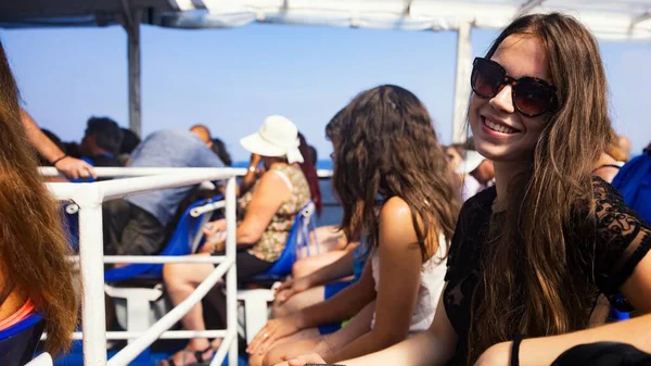 Jovem Viajando Barco Sorrindo Close — Fotografia de Stock