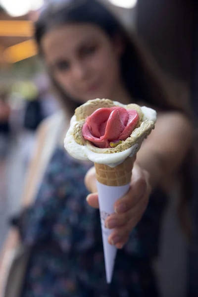 女性ショーオフ彼女のアイスクリーム閉じる写真 — ストック写真