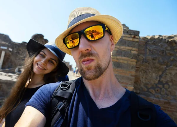 Het Nemen Van Selfie Samen Het Midden Van Reizen Close — Stockfoto