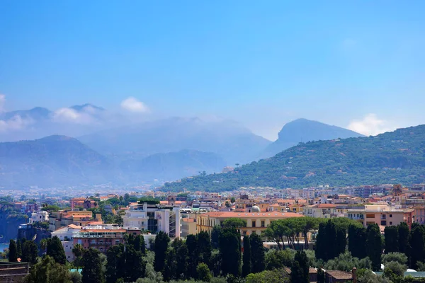 Stad Italië Met Hoge Bergen Wolken Dichtbij — Stockfoto