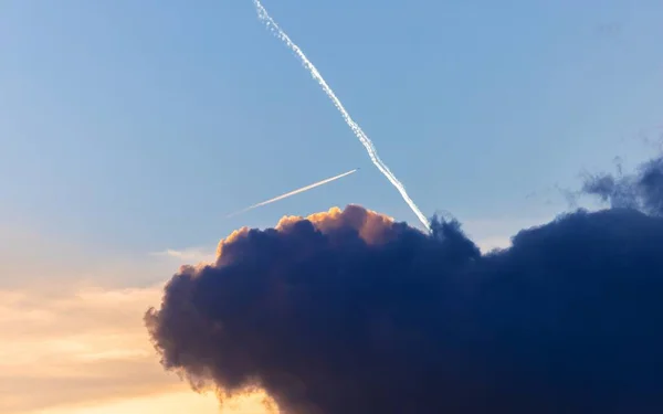 Grote Wolk Tegen Blauwe Lucht Met Vliegtuig Close — Stockfoto