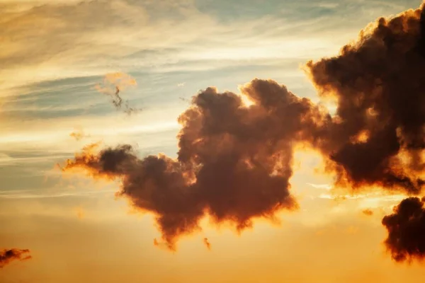 Flauschige Wolken Abendhimmel Bei Sonnenuntergang Nahaufnahme — Stockfoto