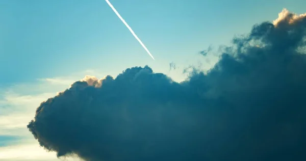 Grote Wolk Tegen Blauwe Lucht Met Vliegtuig Close — Stockfoto