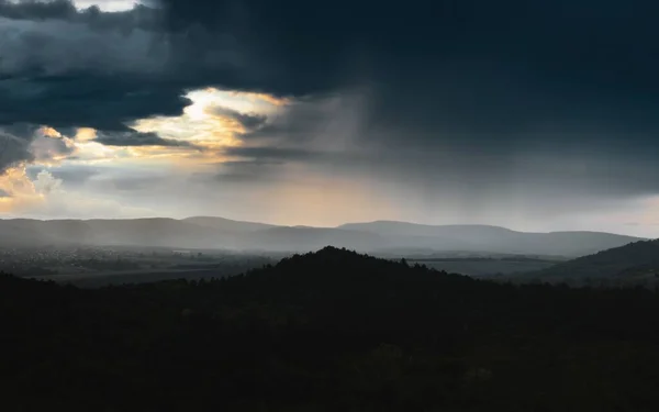 Montagne Sotto Cielo Nuvoloso Come Sfondo Della Natura Primo Piano — Foto Stock