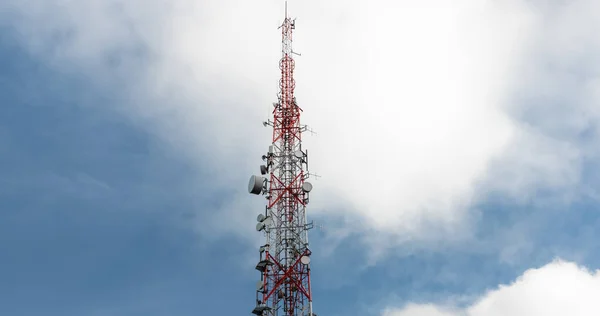 Grande Torre Transmissão Contra Céu Azul Profundo Nuvens Ângulo Tiro — Fotografia de Stock