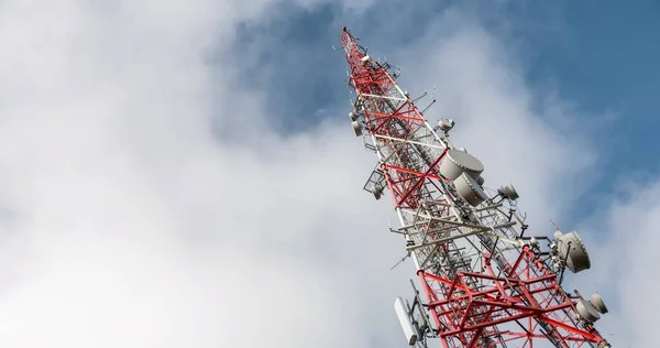 Grande Torre Transmissão Contra Nuvens Movimento Rápido Céu Azul — Fotografia de Stock