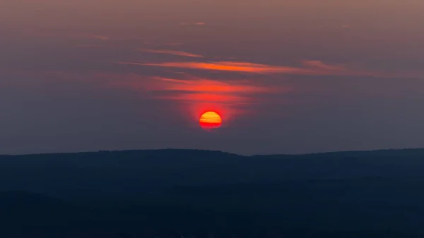 Червоний Захід Сонця Над Горами Силуетом Гір — стокове фото