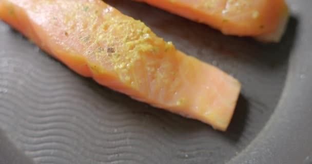 Salmon Rumah Yang Sehat Dalam Penggorengan Dapur — Stok Video