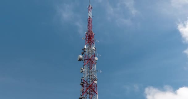 Башня Связи Против Быстро Движущихся Облаков Голубого Неба — стоковое видео