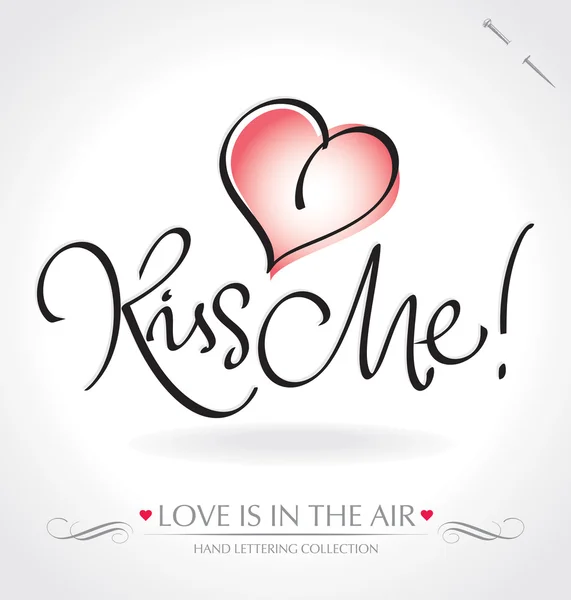 Kiss me hand belettering, vector illustratie. Hand getekende belettering kaart achtergrond. Moderne handgemaakte kalligrafie. Hand getekende belettering element voor uw ontwerp. — Stockvector