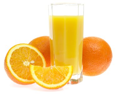 Beyaz arkaplanda izole edilmiş portakal suyu