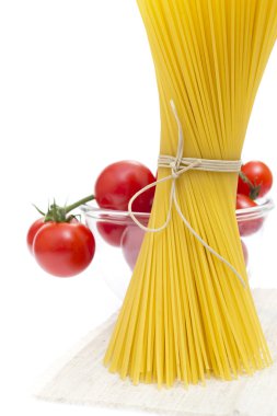 spagetti, cherry domates, soğan, sarımsak, defne yaprağı, biber üzerinde