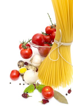 spagetti, cherry domates, soğan, sarımsak, defne yaprağı, biber üzerinde