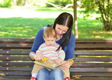 Anne ile bebek kitap okumak