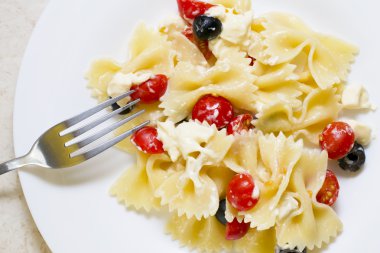 makarna şeritler, domates ve zeytin