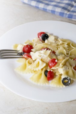 makarna şeritler, domates ve zeytin