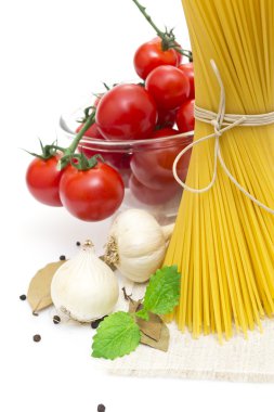 spagetti, cherry domates, soğan, sarımsak, defne yaprağı, biber üzerinde