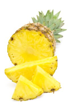 Beyaz arka plan üzerinde izole taze doğranmış ananas