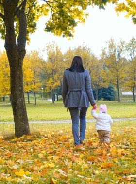 Güz doğası ve anne çocuk