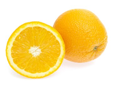 Beyaz arkaplanda taze portakallar