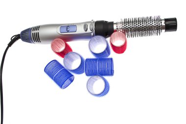 Saç kurutma makinesi beyaza izole edilmiş.