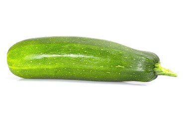 Beyaz arkaplanda taze yeşil kabak