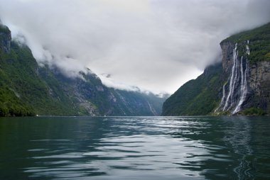 Yedi Kızkardeşler şelale Norveç Fiyordları