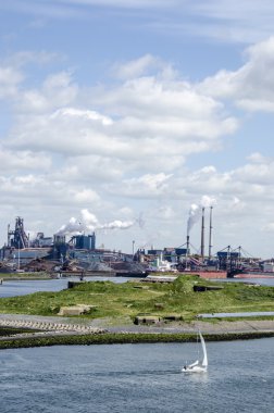 güzel bir gün içinde IJmuiden endüstriyel bağlantı noktası