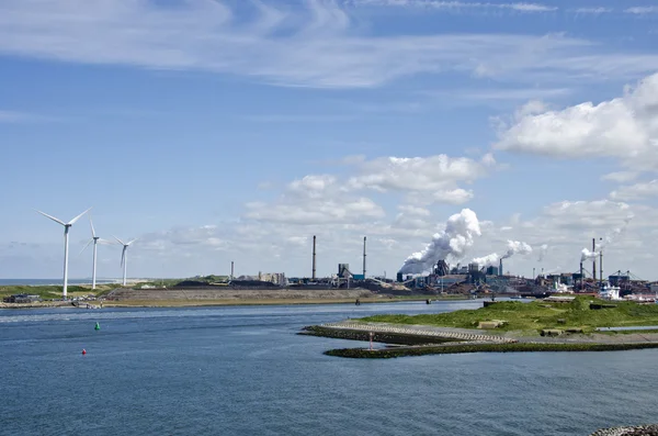 Industrie, milieu en groene energie in haven van ijmuiden, Nederland — Stockfoto