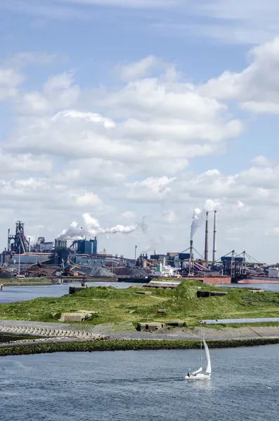 Um belo dia no porto industrial de Ijmuiden — Fotografia de Stock