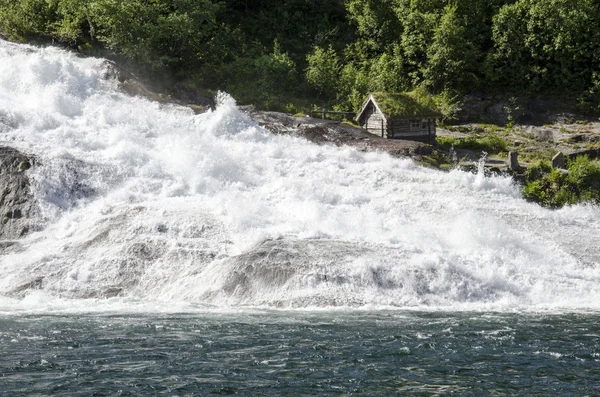 Norsko hellesylt - vodopád a tradiční dům se střechou trávy — Stockfoto