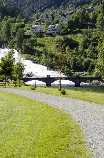 Норвегия - Хеллесилт - Водопад и деревня — стоковое фото