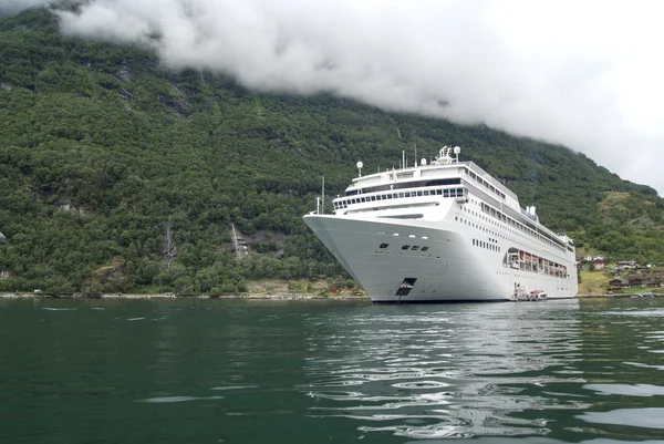 Noorwegen - geirangerfjord - reisbestemming voor cruiseschepen — Stockfoto