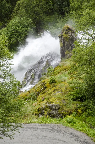 Norvegia - Parco nazionale di Jostedalsbreen - Cascata — Foto Stock