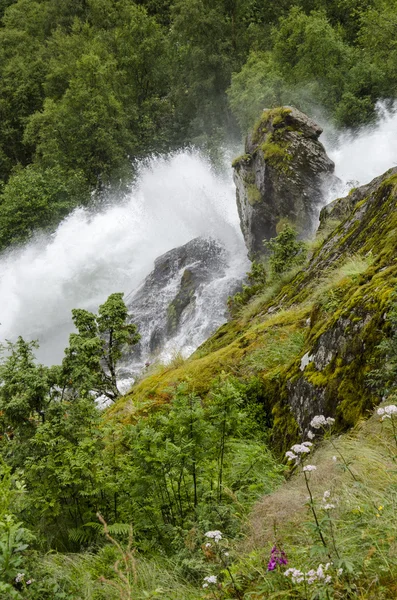 Norsko - jostedalsbreen národní park - vodopád — Stock fotografie