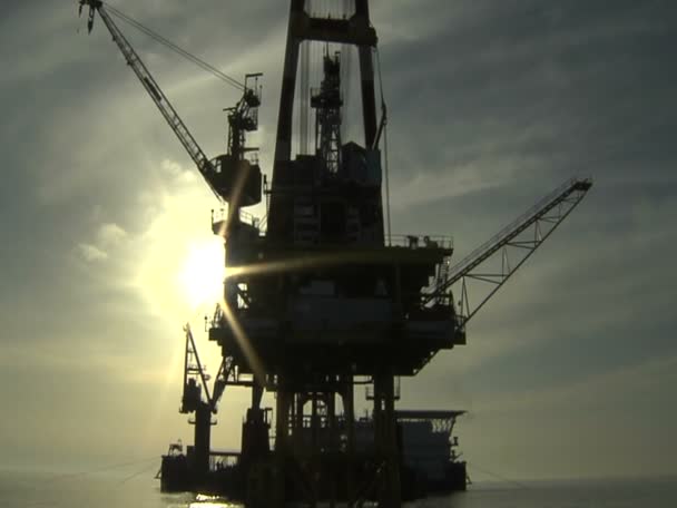 Oil rig against the sun — Stock Video