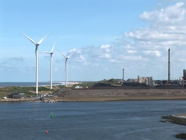 Industri, miljö och grön energi i porten av ijmuiden, Nederländerna — Stockvideo