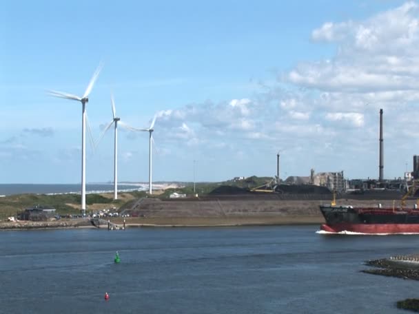 Den industriella port av ijmuiden-lastfartyg och vindkraftverk - tidsinställd — Stockvideo