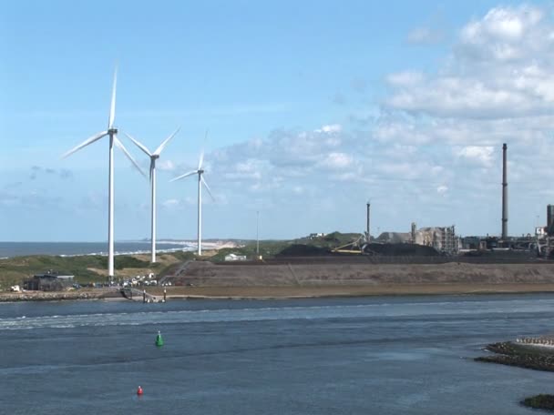 Industri, miljö och grön energi i porten av ijmuiden, Nederländerna — Stockvideo
