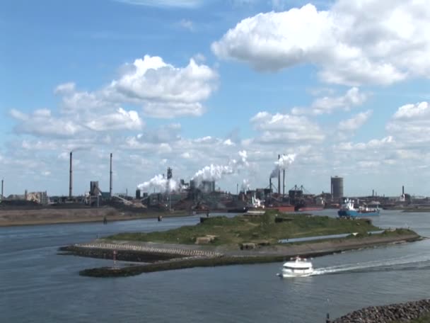 Промышленный порт Ижмут - Нидерланды - Шимпанзе, дым и загрязнение — стоковое видео