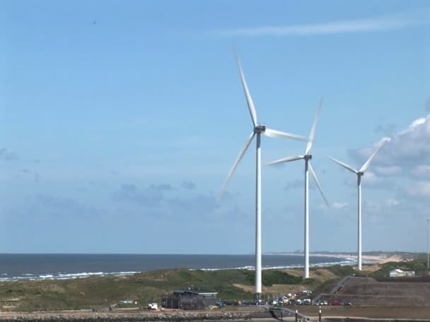 Turbina eólica - Energía Verde - El puerto industrial de Ijmuiden — Vídeos de Stock